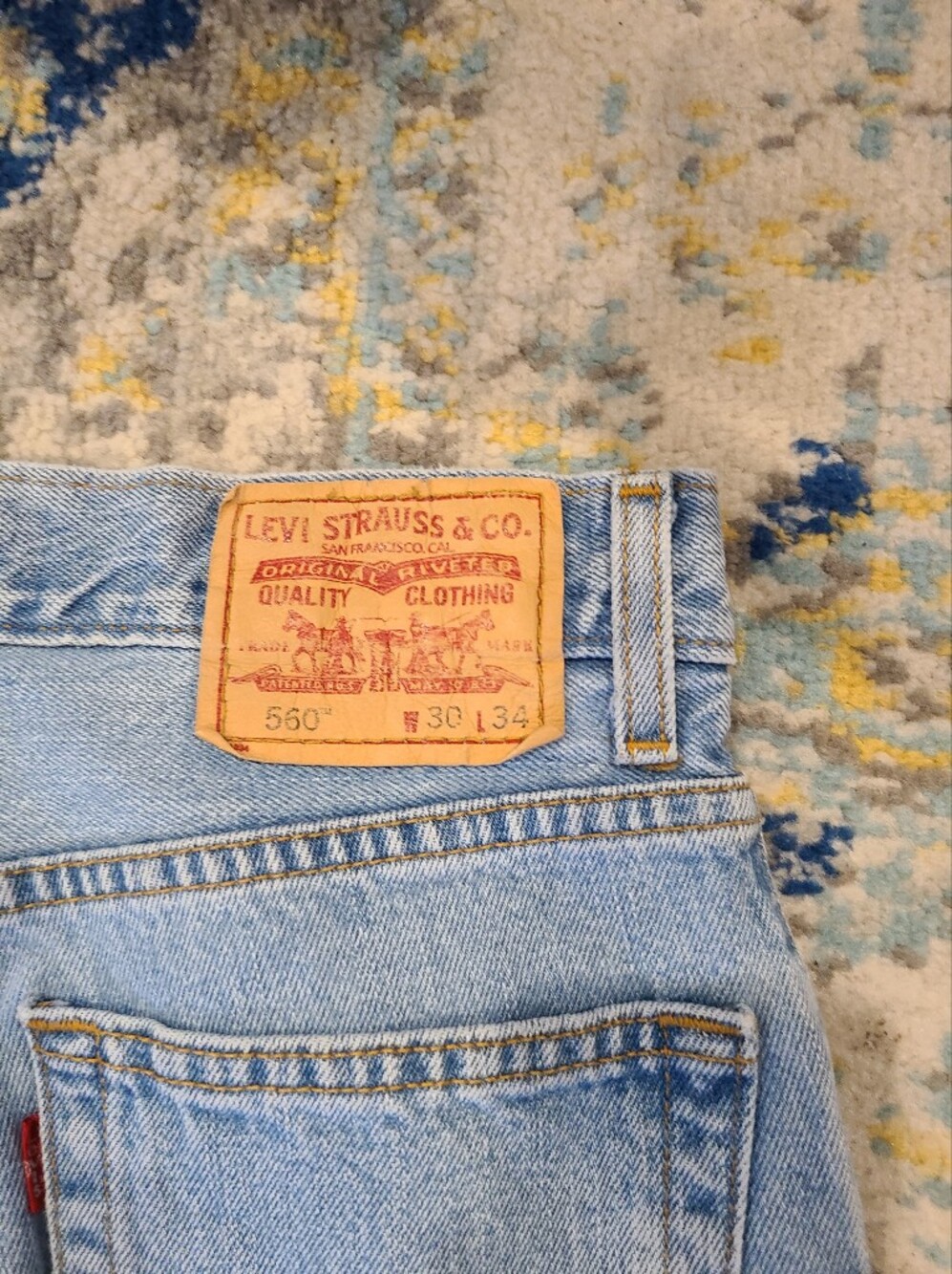 Vintage Levi's 560 Comfort Fit light-wash denim jeans - size W30 L34 - Picture 5 of 7